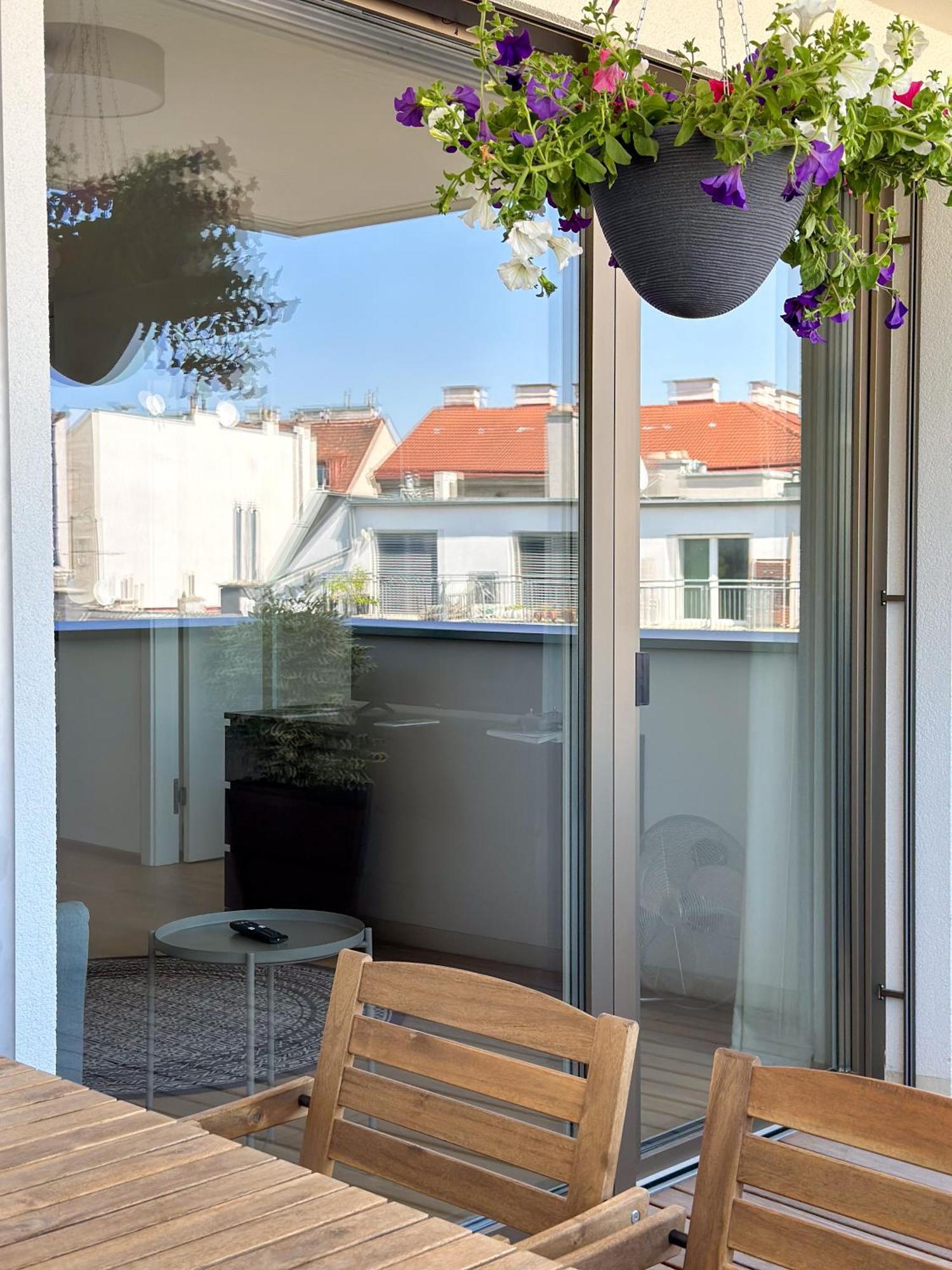 Vienna Sunny Side Up Apartments Bagian luar foto